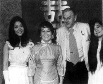 1971年5月14日婚礼上 聂华苓夫妇和女儿们