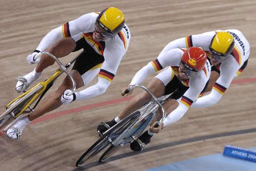 奥运会场地自行车男子团体争先赛决出金牌