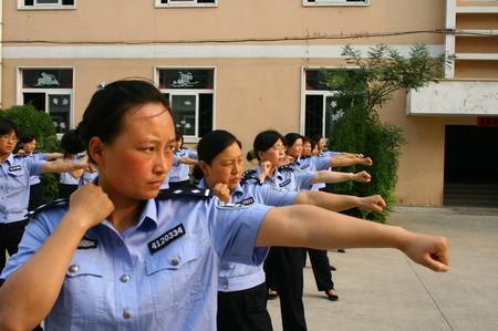 女子高警察; 美女监狱警察图片; 丈夫震区救援,妻子后方苦练