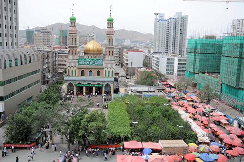 7月17日,乌鲁木齐延安路洋行清真寺旁摆满生意摊.