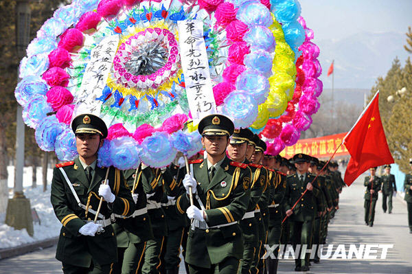 官兵向革命烈士敬献花圈