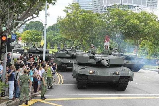 新加坡举行盛大阅兵庆祝建国45周年